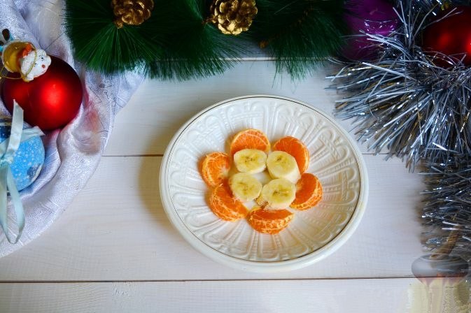 Новогодний салат с киви. Украшения из фруктов для праздника. Елка из фруктов. Ёлочка из фруктов на новый год. Елка из фруктов съедобная.