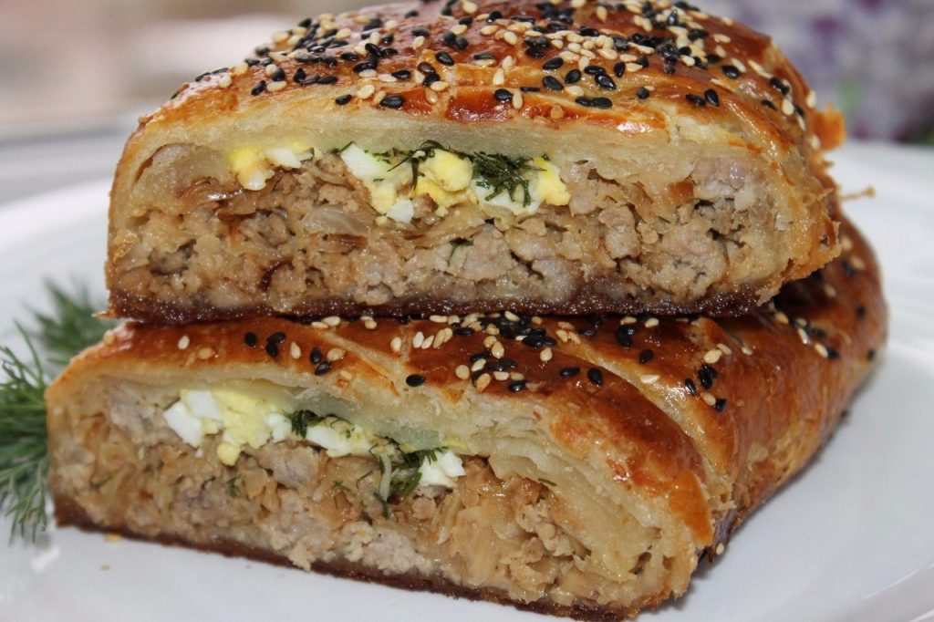Невероятно сочный пирог с капустой и фаршем